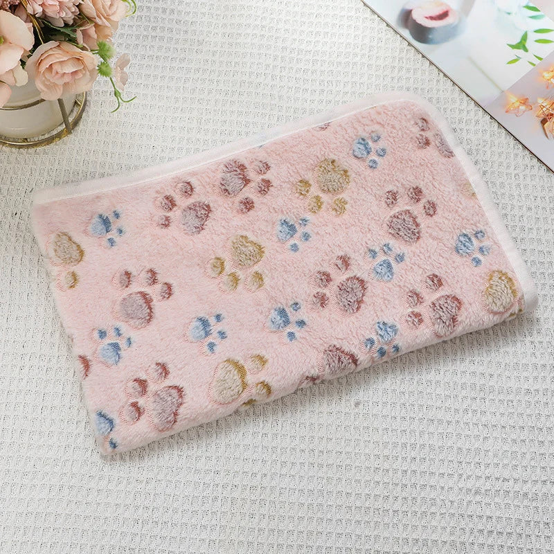 Flauschige Flanell Haustierdecke mit niedlichem Pfotenabdruck