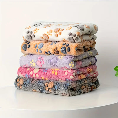 Flauschige Flanell Haustierdecke mit niedlichem Pfotenabdruck