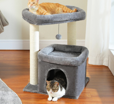 Kompakter Kletterbaum mit Höhle und zwei Liegeflächen